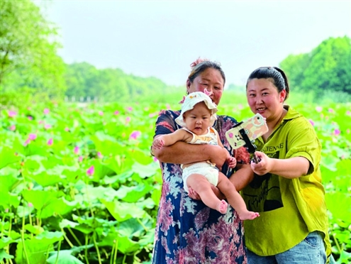 消暑好去处,游客纷至沓来